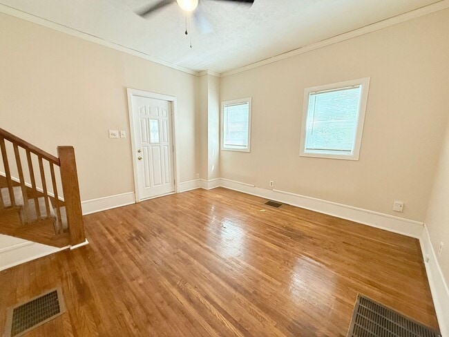 Building Photo - 4 Bedroom 2 Bath in Normal!