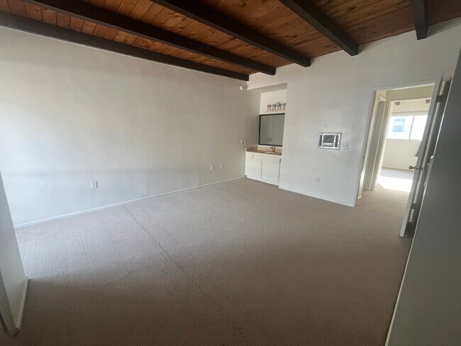Building Photo - 2105 Carnegie Ln