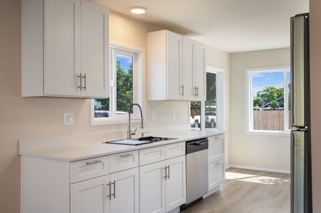 Building Photo - Spacious 4-Bed Home w/ Finished Basement & Fenced Yard – Lents Neighborhood