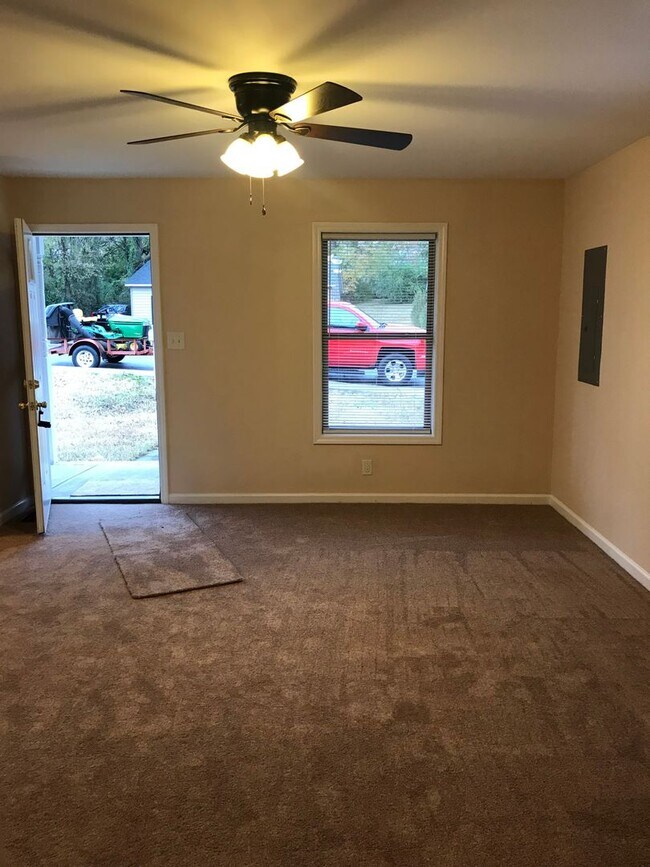Building Photo - 3 Bedroom Home For Rent Near APSU!