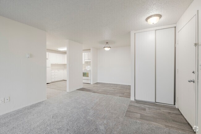 The B1.3 - 2BR, 1BA - 910SF - Sala de estar - The Village at SoTa