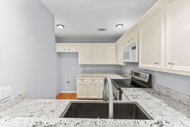 Building Photo - 3810 Knollcrest Dr