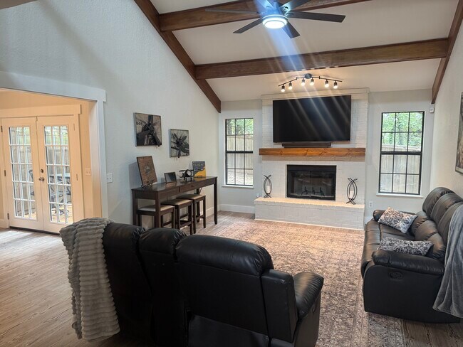 Foto del edificio - 107 Hilltop Ln