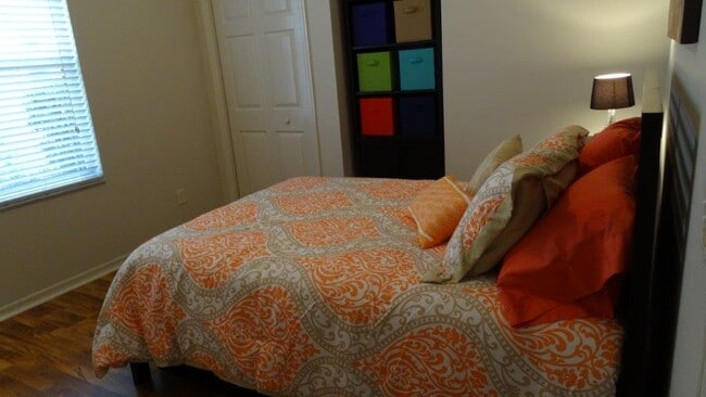 Segundo dormitorio en el centro de la casa. 2 armarios - cama matrimonial con cama nido individual debajo. - 979 West Skyview Crossing Drive