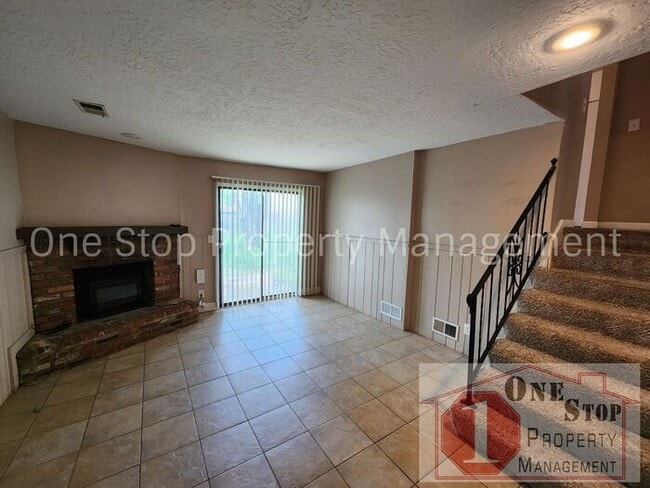 Building Photo - Great 2 bedroom, 1.5 bathroom duplex in Ol...
