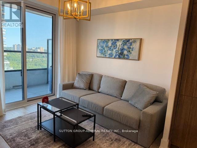 Building Photo - 10 Inn On The Pk Dr