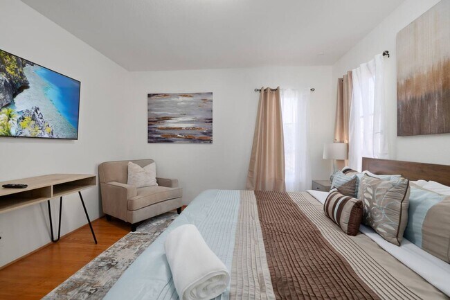 Building Photo - Cozy Spacious 2B2B Home w/ Large Backyard