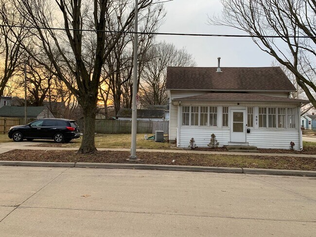 Building Photo - 2 Bedroom House Available Now!
