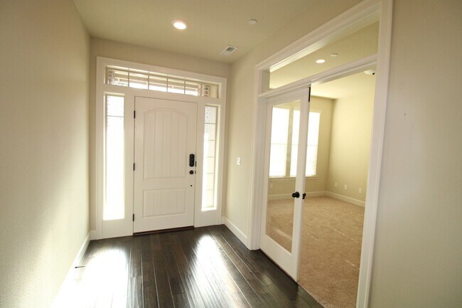 Foto del edificio - WELL MAINTAINED, BEAUTIFUL 5 BR HOME IN THE CAMAS HILLS!