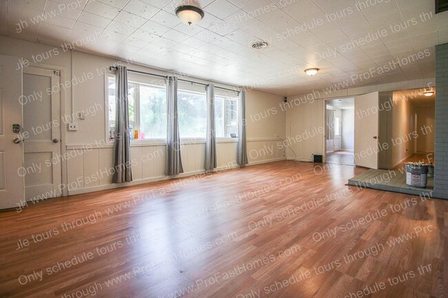 Foto del edificio - 160 SW Towle Ave