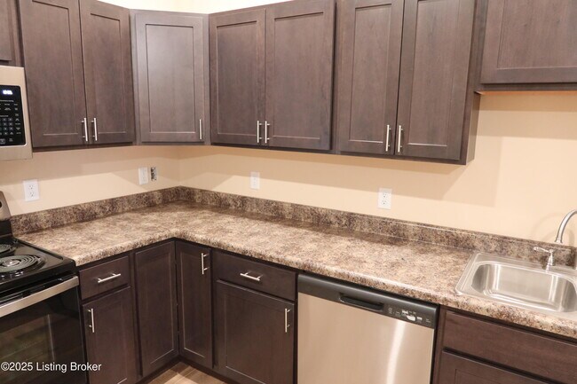 Building Photo - 122 Peonia Rd