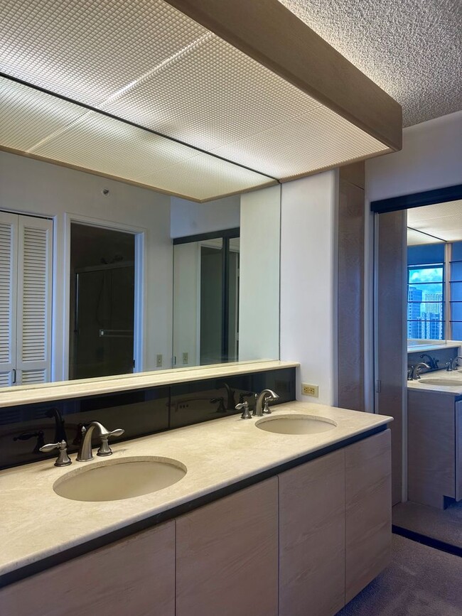 Foto del edificio - Honolulu Park Place - 2BR/2BA/Tandem Parking