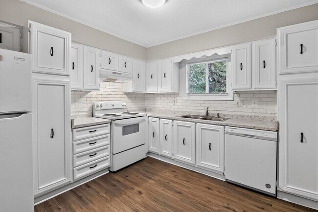 Foto del edificio - Spacious 3 Level Stafford Townhouse