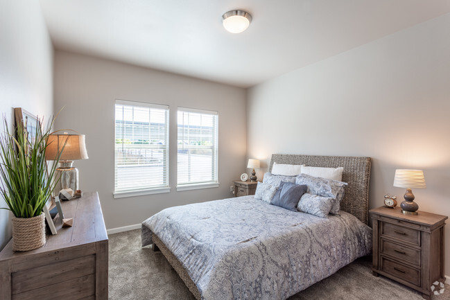 2BR, 2BA - 1,029 SF Cedar Floor Plan - The Boulevard