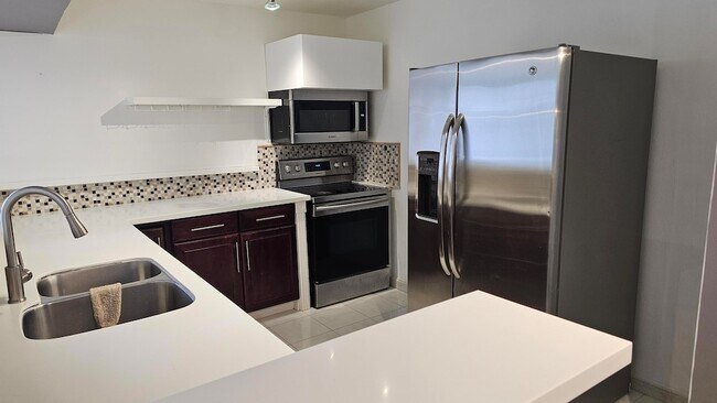 Building Photo - 400 Leslie Dr