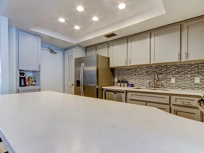 Foto del edificio - LONG TERM - FULLY FURNISHED 2/2 Open water...