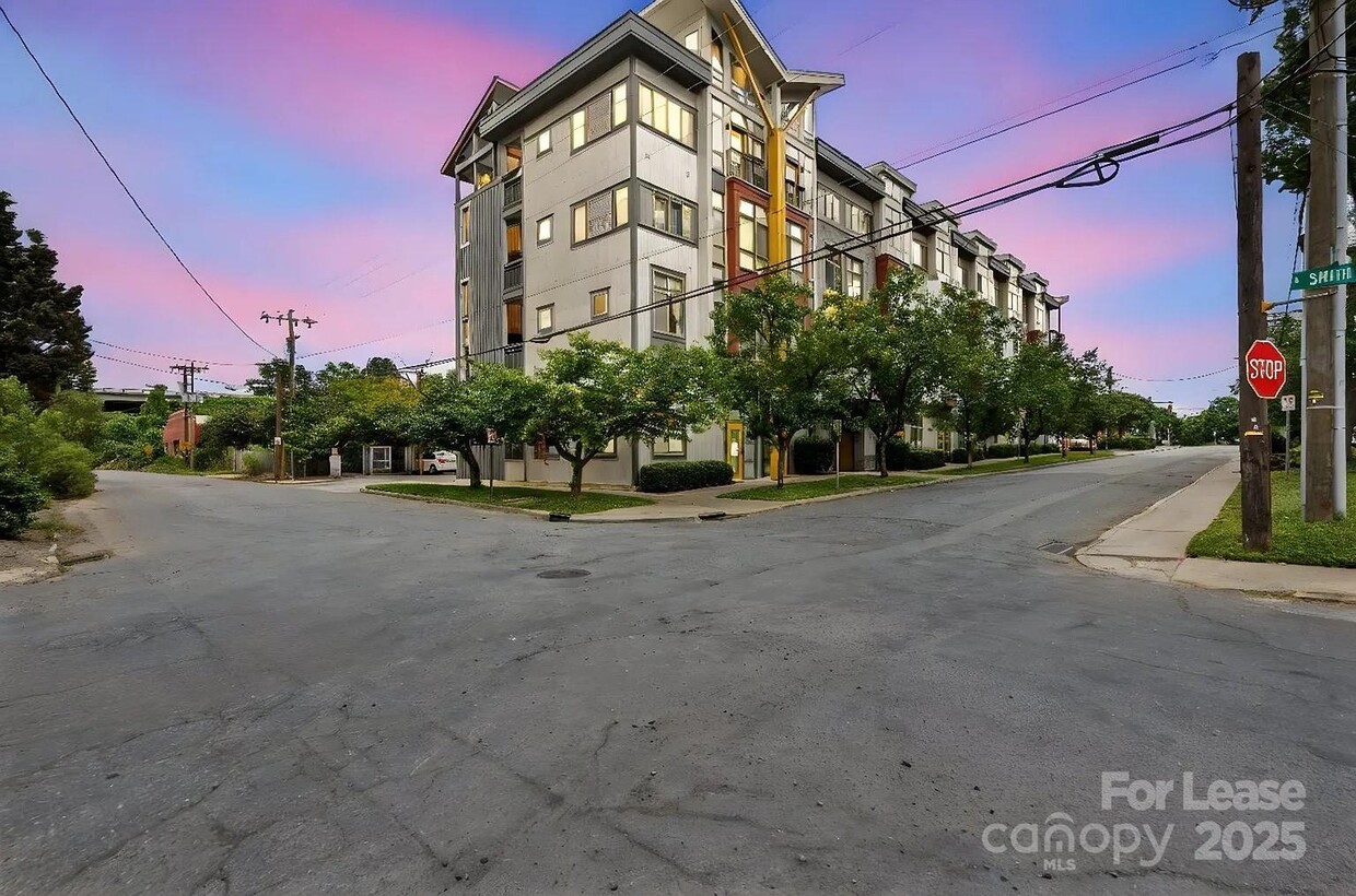 Primary Photo - 514 W 10th St