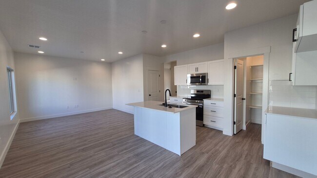 Building Photo - 5669 S Weehawken Ln