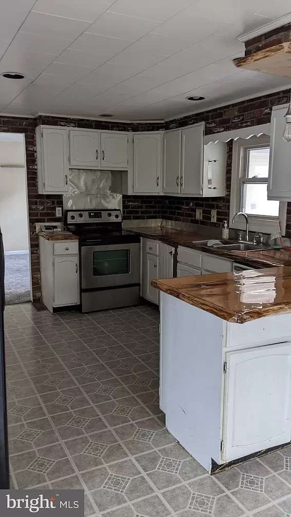 Kitchen - 435 Attig Rd