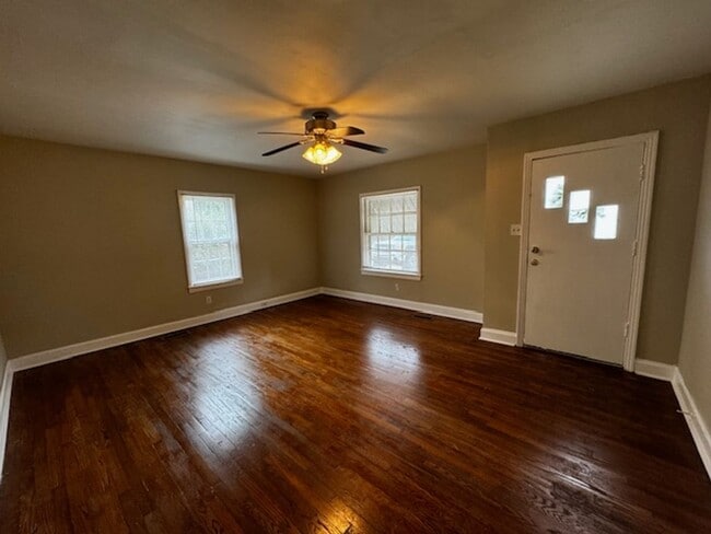 Building Photo - 2 Bedroom 1 Bath House with garage