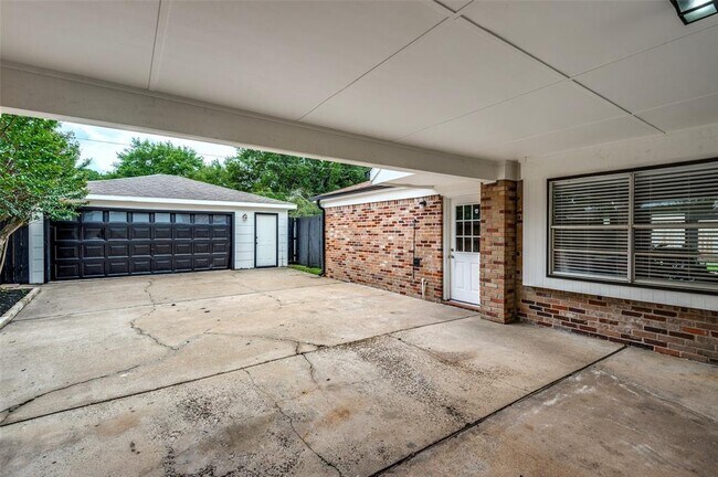 Foto del edificio - 12806 Shady Knoll Ln