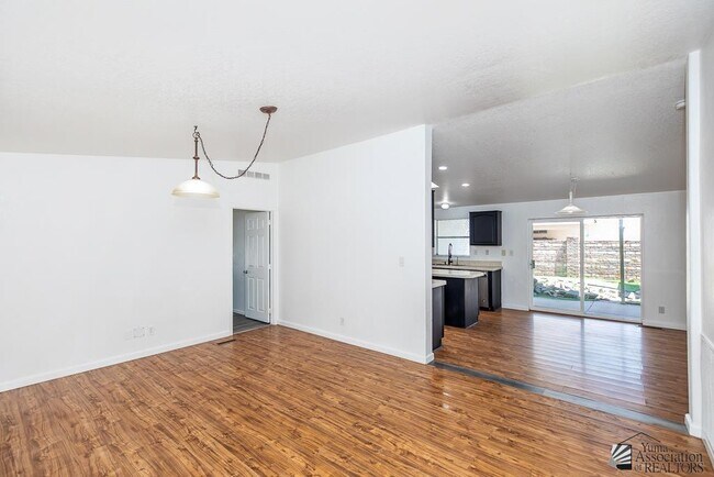 Foto del edificio - 10439 E 37th St