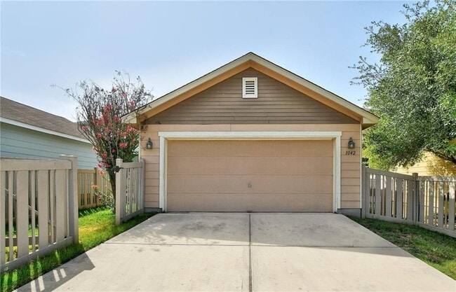 Building Photo - 1042 Dorn