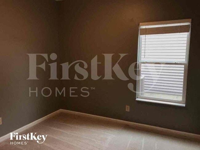 Foto del edificio - 562 Farnham Dr