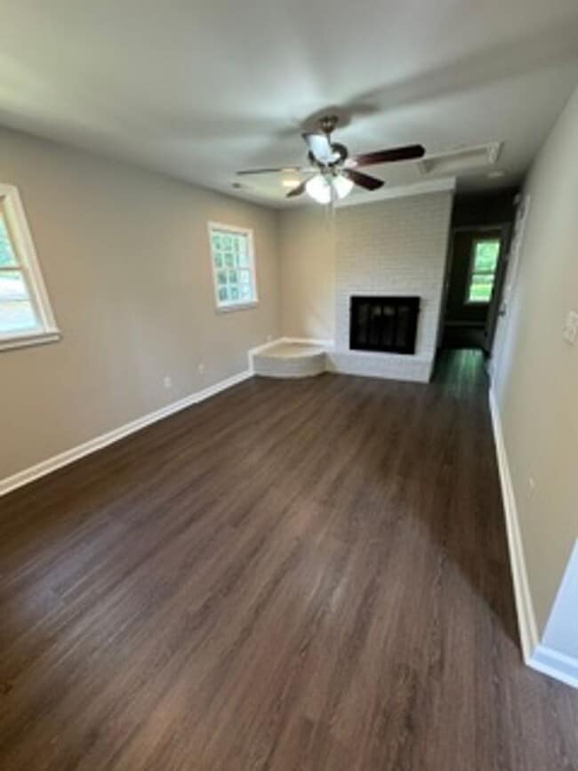 Building Photo - THREE BEDROOM / 1 1/2 BATH HOME