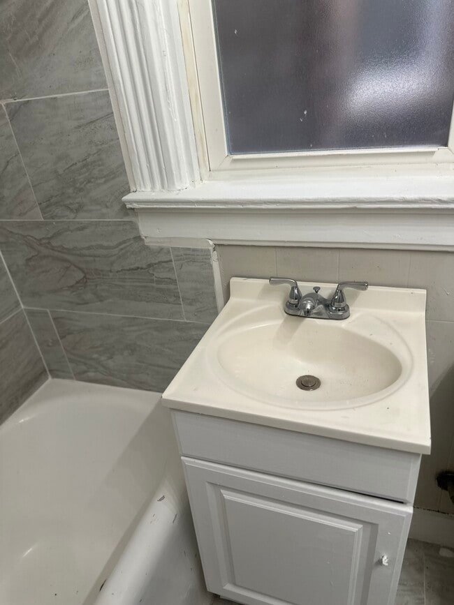 Bathroom - 2818 W Wilcox St