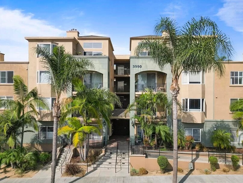 Foto principal - 3990 Centre St