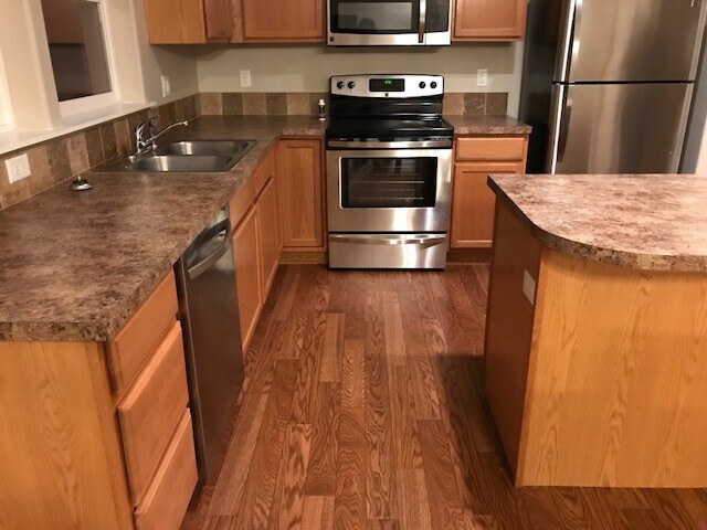 Building Photo - 3 Bedroom 2 bath Home