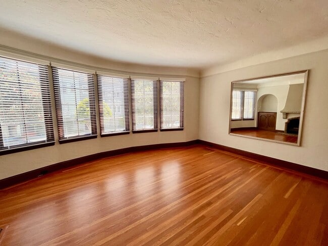 Building Photo - New On Market! Gorgeous Marina Home