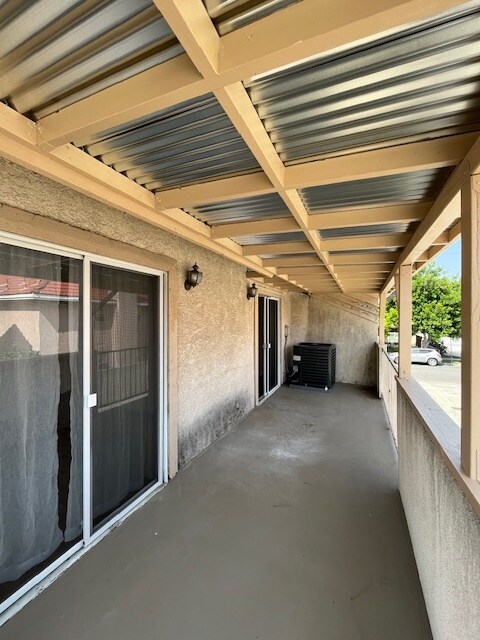 Building Photo - 528 League Ave