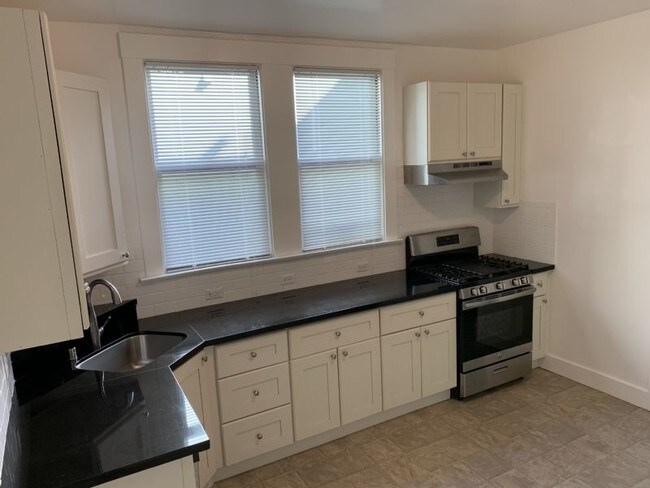 Building Photo - Large remodeled eat in kitchen