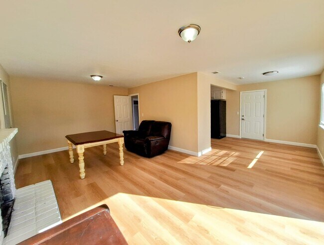 Building Photo - Spacious & Refurbished 3bd House With Larg...