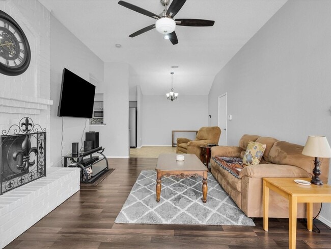 Building Photo - Updated Rental Ready for New Family- 3 Bed...