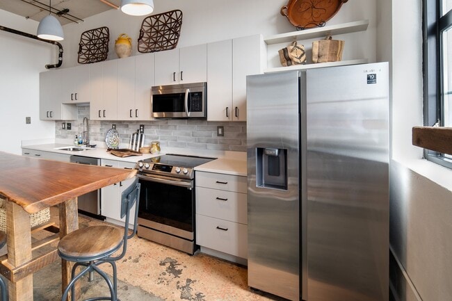 Building Photo - Sterchi Lofts #407 Authentic Urban living -  3 bedroom, 2 bath - FURNISHED - $2800 per month Spec...