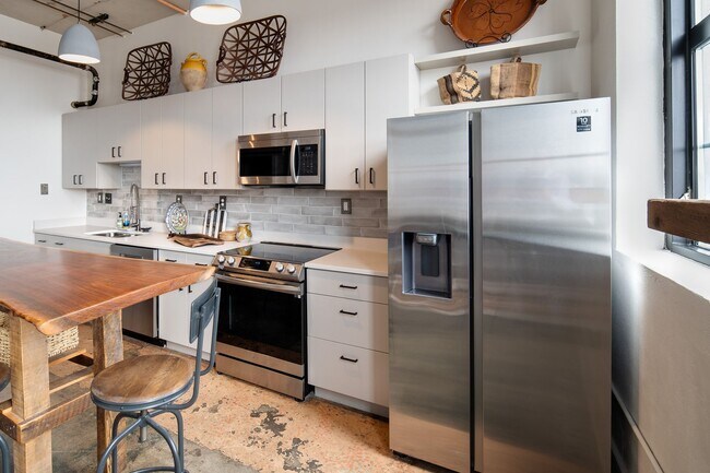 Foto del edificio - Sterchi Lofts #407 Authentic Urban living -  3 bedroom, 2 bath - FURNISHED - $2800 per month Spec...