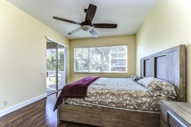 Foto del edificio - 3292 Covered Bridge Dr E