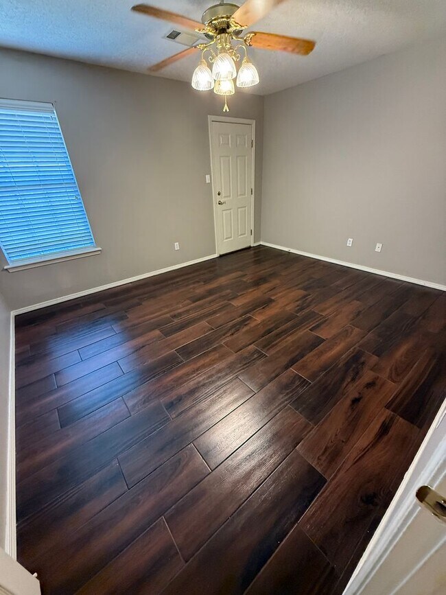 Foto del edificio - 1803 Ingalls Ln