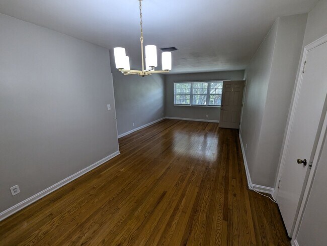 Building Photo - Spacious Beautifully remodeled 2/1 just st...