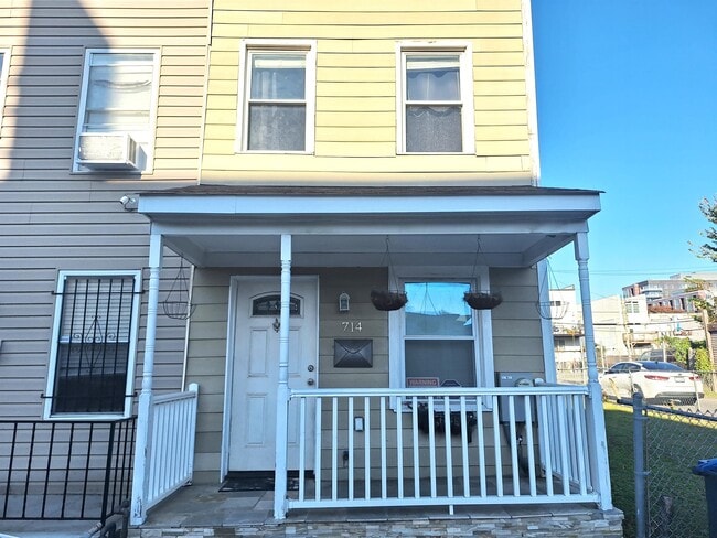 Photo - 714 19th St NE House