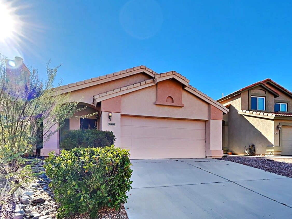 Primary Photo - 10487 N Fairway Vista Ln