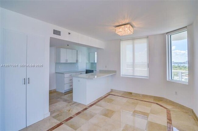 Foto del edificio - 5900 Collins Ave