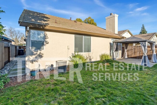 Building Photo - Cozy and Pet-Friendly 3-Bedroom Home in Ci...