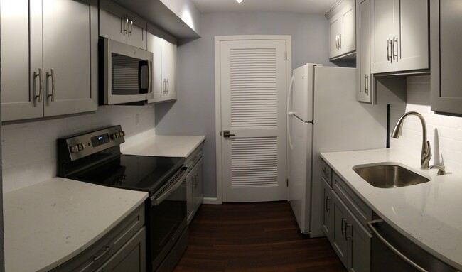 Kitchen - 30-4 Prospect St