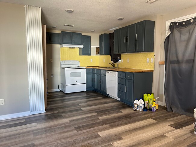 Building Photo - Cute 2 Bed 1 Bath