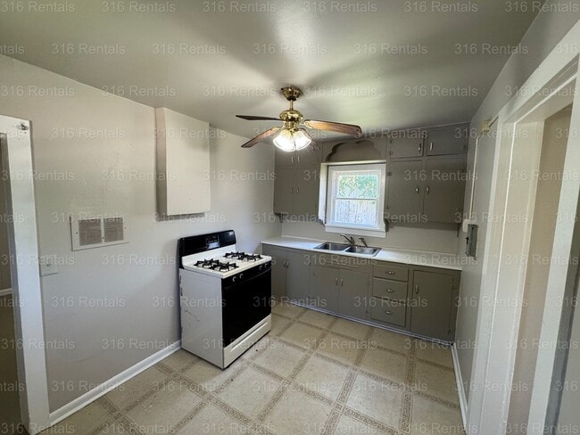 Building Photo - $495 - 1 bed 1 bath - Single Family Home