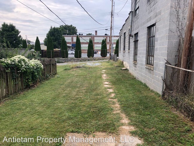Building Photo - 3 br, 1 bath House - 527 N. Mulberry Street